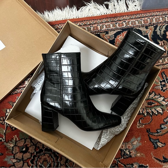 Steve Madden Shoes - Steve Madden DIVINE BLACK CROCODILE boots